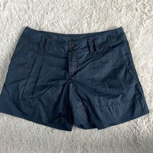 United Colors of Benetton navy pleat shorts 🌸